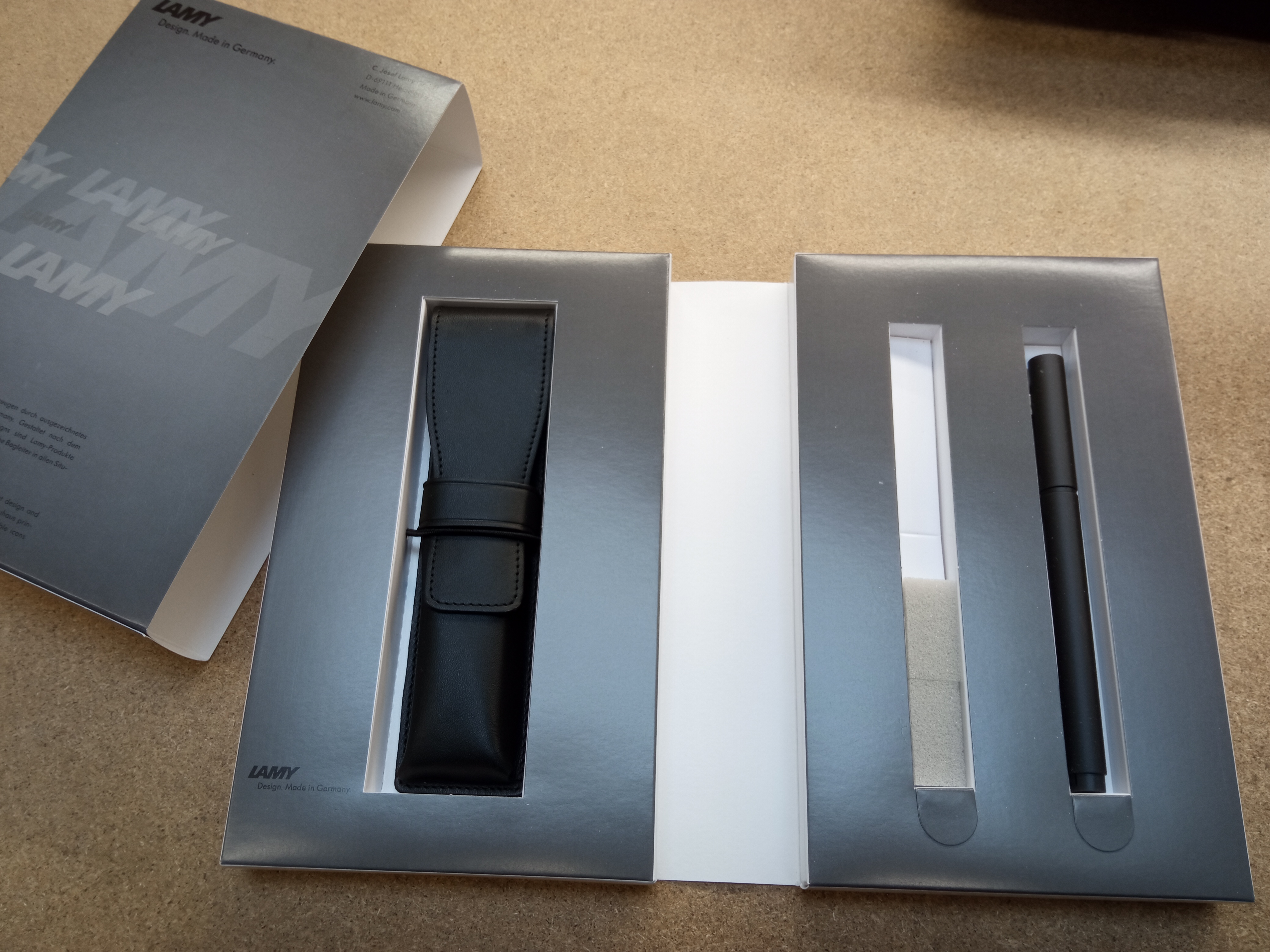 Lamy pur Tintenroller 347 –Rollpen aus Aluminium in der Farbe Schwarz, mattiert mit Metallspitze und Clip, hochglanzpoliert – Tintenroller-Mine M 63 schwarz – Strichbreite M 